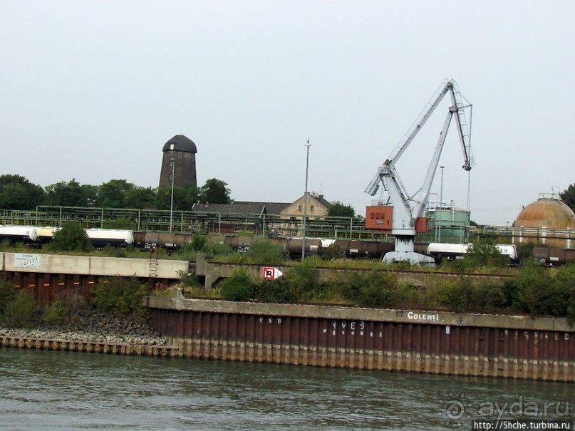 Огромный речной порт-терминал Am Godorfer Hafen