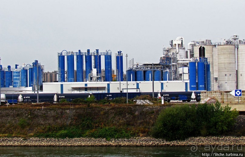 Огромный речной порт-терминал Am Godorfer Hafen