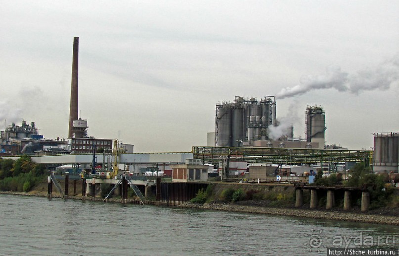 Огромный речной порт-терминал Am Godorfer Hafen