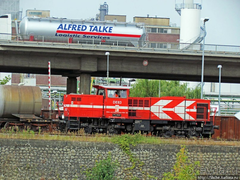 Огромный речной порт-терминал Am Godorfer Hafen