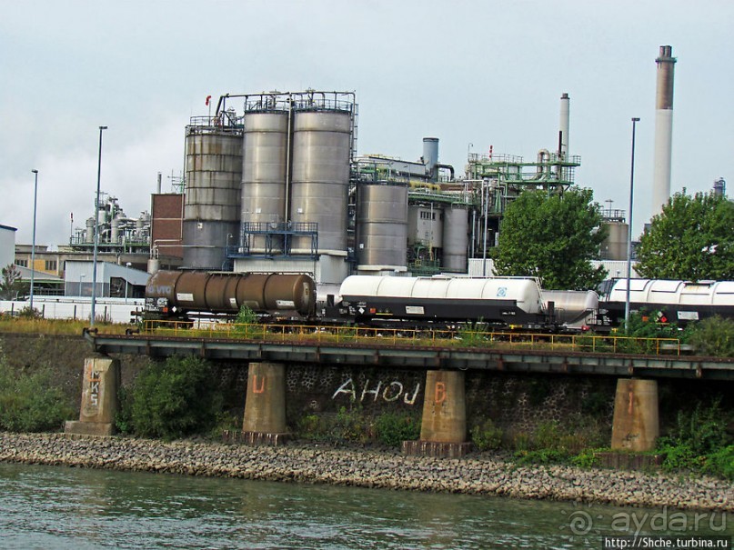 Огромный речной порт-терминал Am Godorfer Hafen