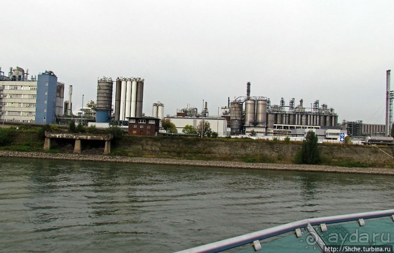 Огромный речной порт-терминал Am Godorfer Hafen