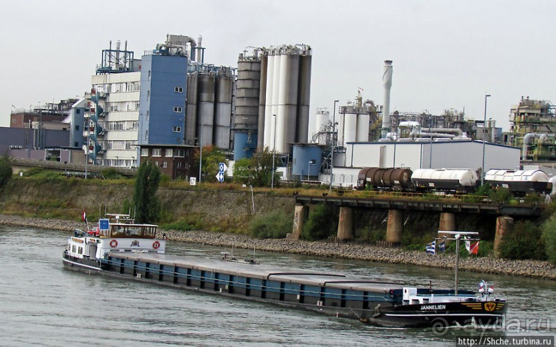 Огромный речной порт-терминал Am Godorfer Hafen