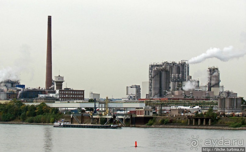 Огромный речной порт-терминал Am Godorfer Hafen