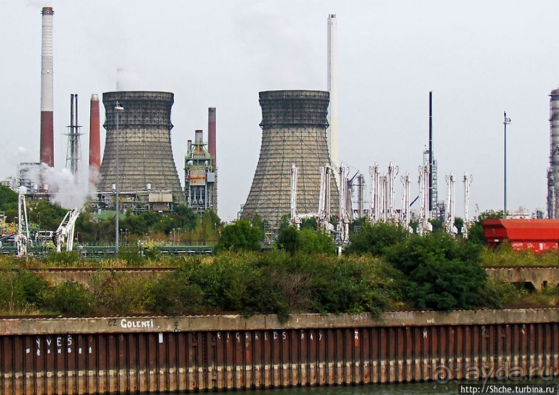 Огромный речной порт-терминал Am Godorfer Hafen