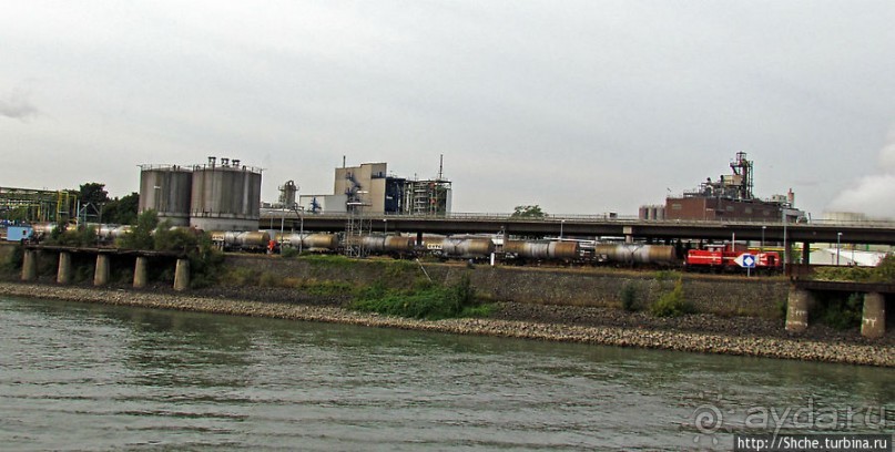 Огромный речной порт-терминал Am Godorfer Hafen