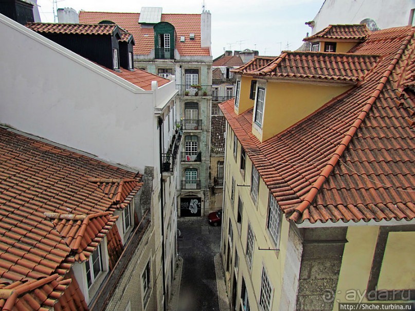 По узким улочкам арабского района Лиссабона "Алфама"