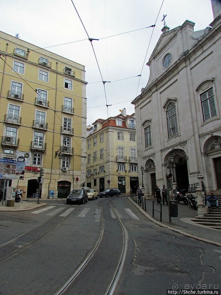 По узким улочкам арабского района Лиссабона "Алфама"