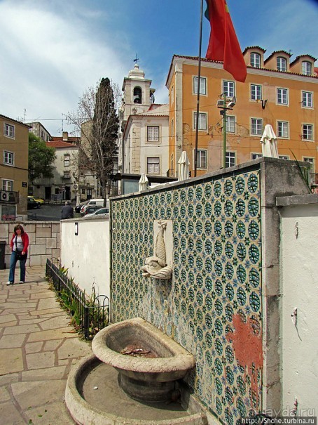 По узким улочкам арабского района Лиссабона "Алфама"