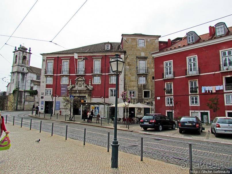 По узким улочкам арабского района Лиссабона "Алфама"