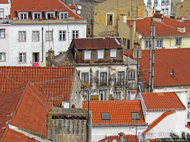 По узким улочкам арабского района Лиссабона "Алфама"