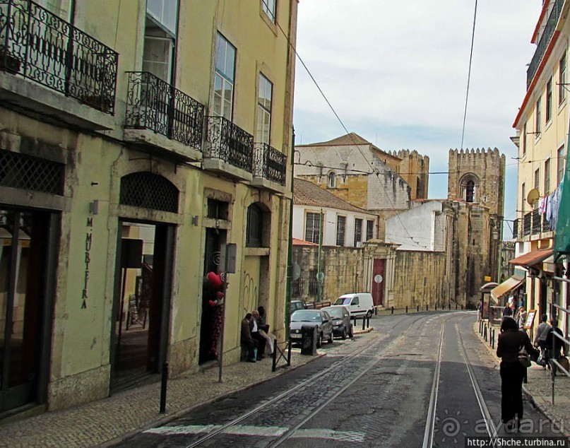 По узким улочкам арабского района Лиссабона "Алфама"