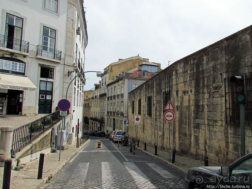 По узким улочкам арабского района Лиссабона "Алфама"