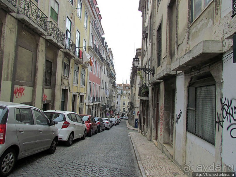 По узким улочкам арабского района Лиссабона "Алфама"