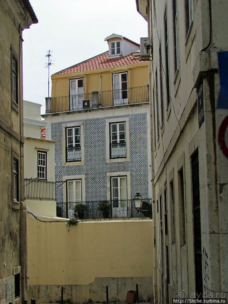 По узким улочкам арабского района Лиссабона "Алфама"
