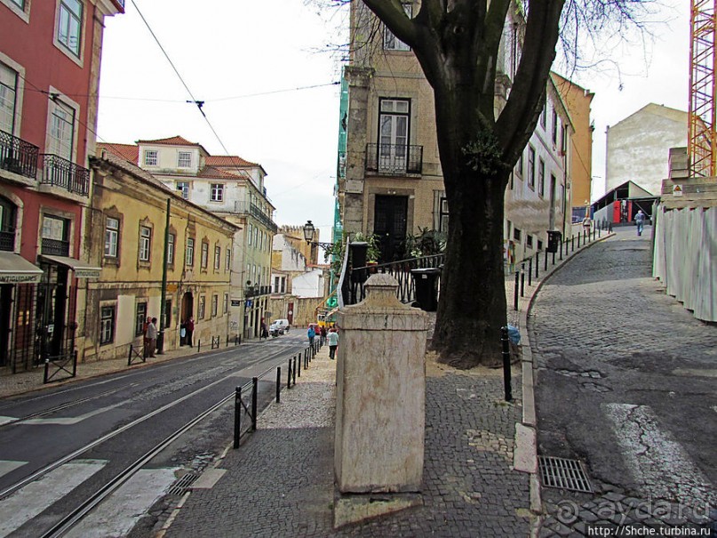 По узким улочкам арабского района Лиссабона "Алфама"