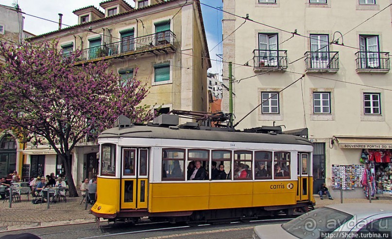 По узким улочкам арабского района Лиссабона "Алфама"