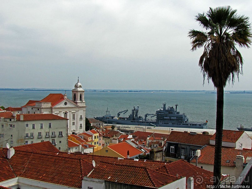 По узким улочкам арабского района Лиссабона "Алфама"