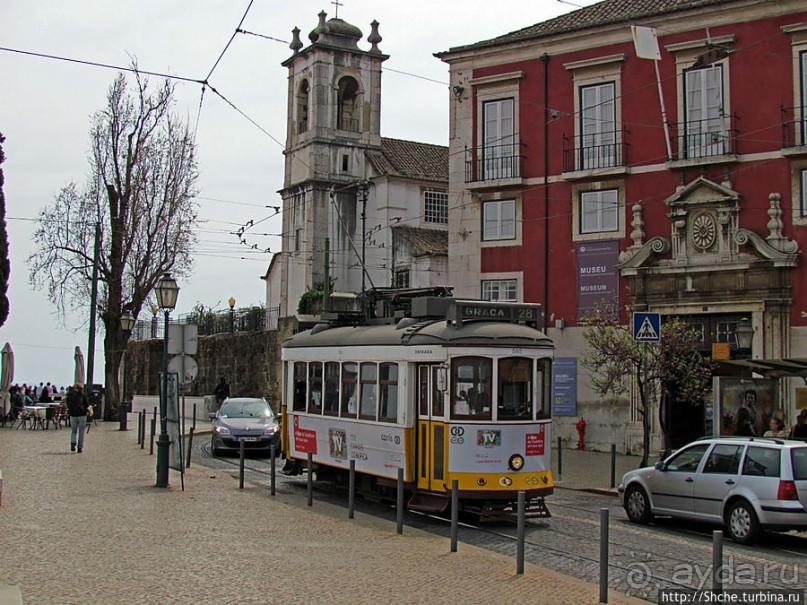 По узким улочкам арабского района Лиссабона "Алфама"