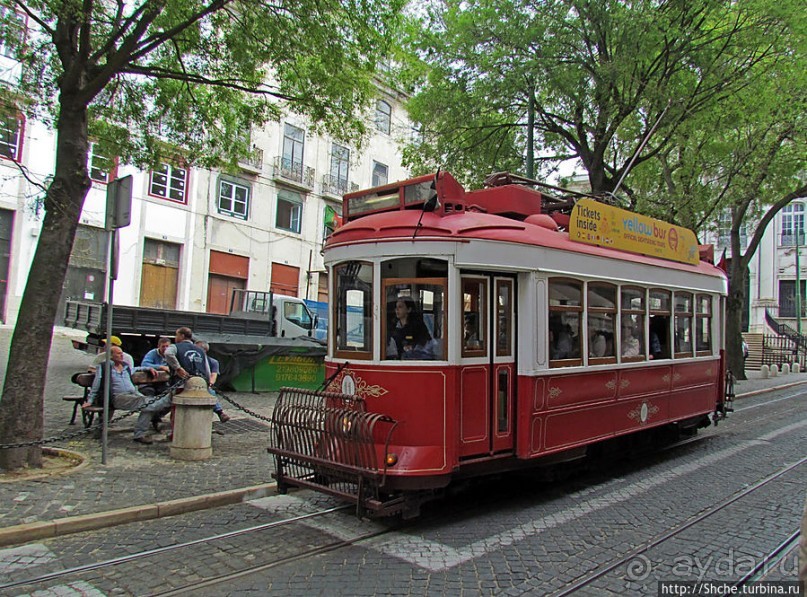 По узким улочкам арабского района Лиссабона "Алфама"