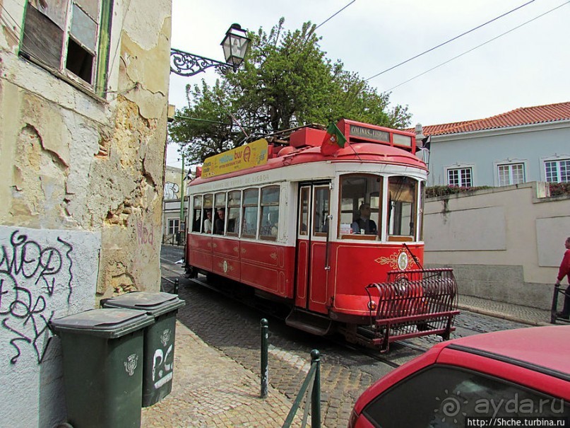 По узким улочкам арабского района Лиссабона "Алфама"