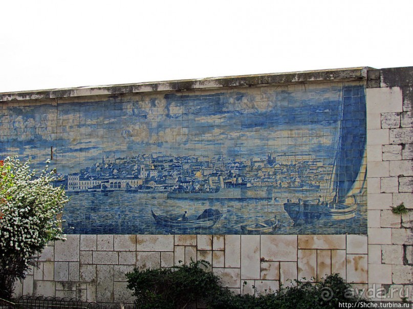 По узким улочкам арабского района Лиссабона "Алфама"