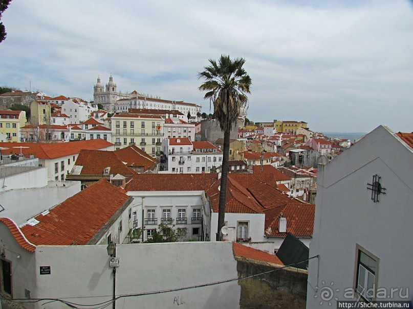 По узким улочкам арабского района Лиссабона "Алфама"