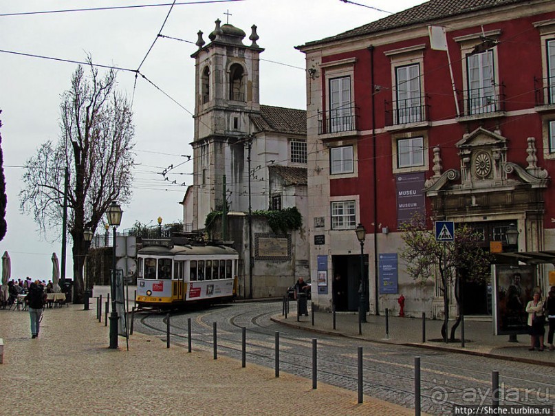 По узким улочкам арабского района Лиссабона "Алфама"