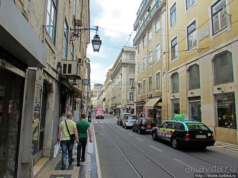 По узким улочкам арабского района Лиссабона "Алфама"