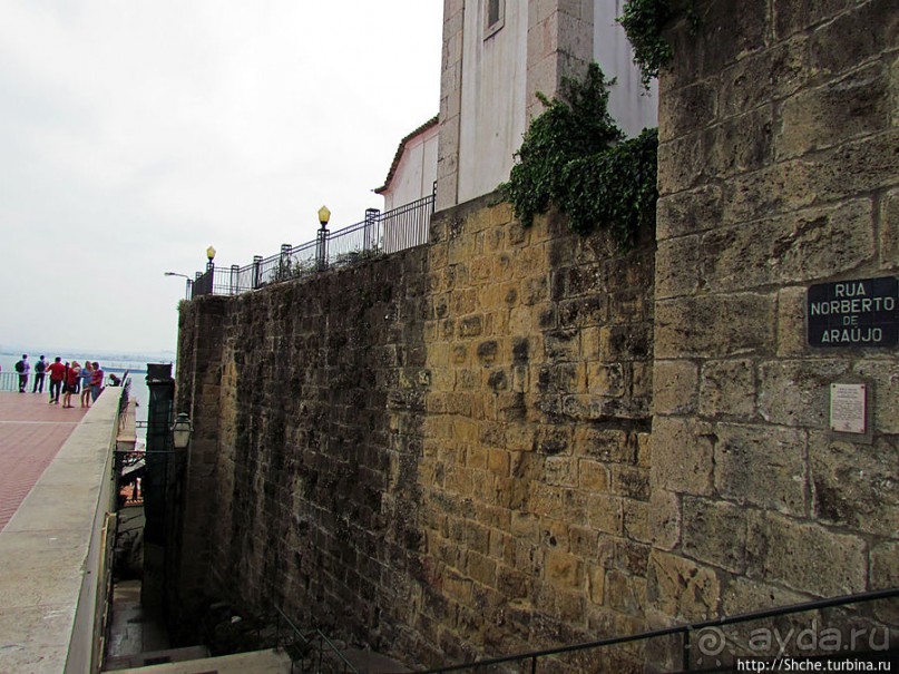 По узким улочкам арабского района Лиссабона "Алфама"