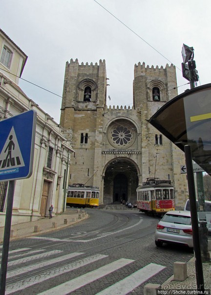 По узким улочкам арабского района Лиссабона "Алфама"