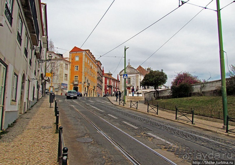 По узким улочкам арабского района Лиссабона "Алфама"