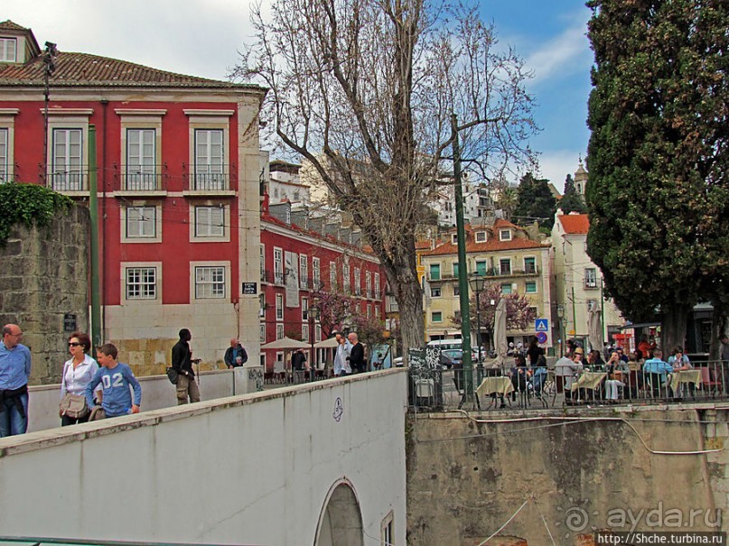 По узким улочкам арабского района Лиссабона "Алфама"