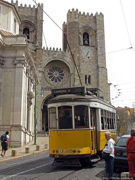 По узким улочкам арабского района Лиссабона "Алфама"