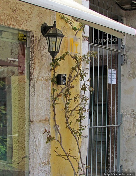 По узким улочкам арабского района Лиссабона "Алфама"