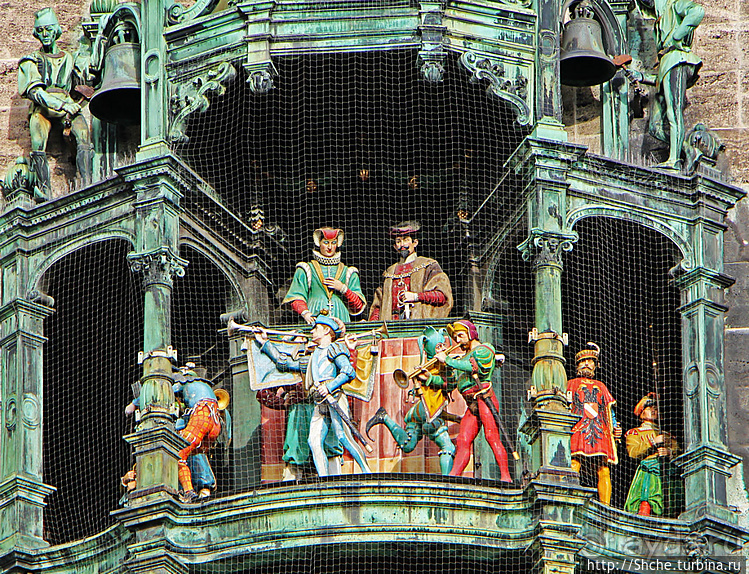 Самое известное представление в Мюнхене — куклы на Ратуше