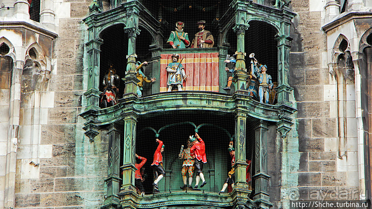 Самое известное представление в Мюнхене — куклы на Ратуше