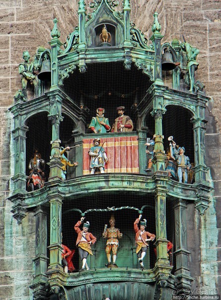 Самое известное представление в Мюнхене — куклы на Ратуше