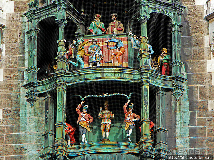 Самое известное представление в Мюнхене — куклы на Ратуше