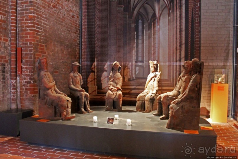 Неуцелевшая. Башня бывшей крупнейшей церкви Висмара