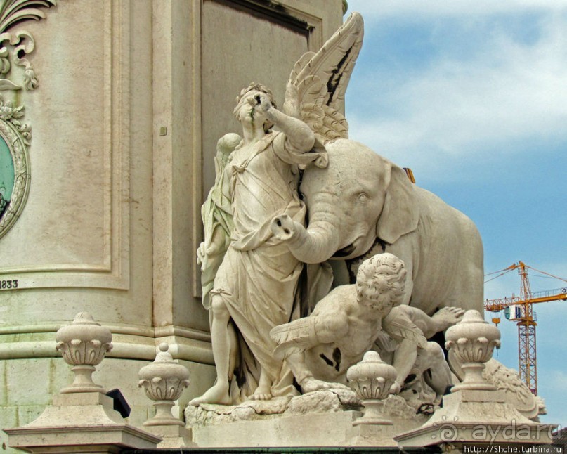 Торговая площадь Лиссабона — ночью и днем, сверху и снизу