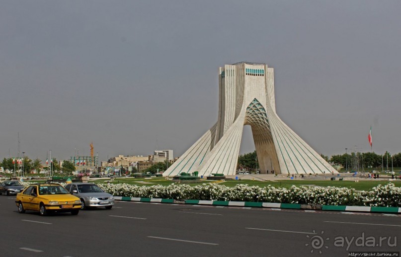 Башня Азади — главный символ современного Тегерана