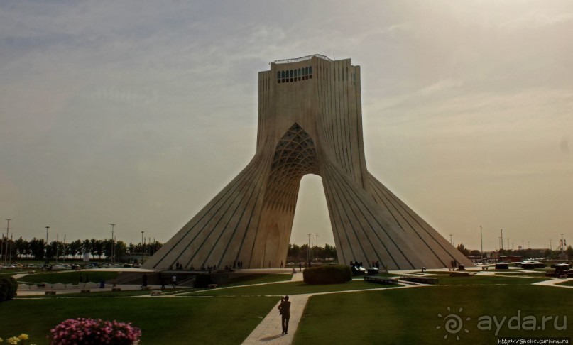 Башня Азади — главный символ современного Тегерана