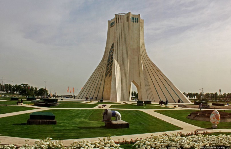 Башня Азади — главный символ современного Тегерана