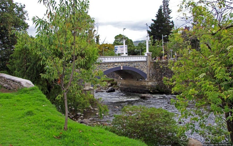 Rio Tomebamba — "городок наш разделяет река"