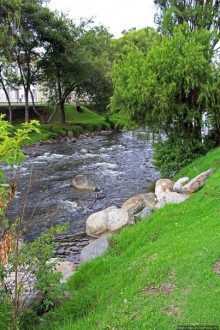 Rio Tomebamba — "городок наш разделяет река"