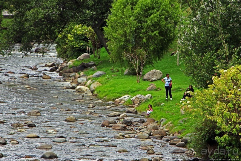 Rio Tomebamba — "городок наш разделяет река"