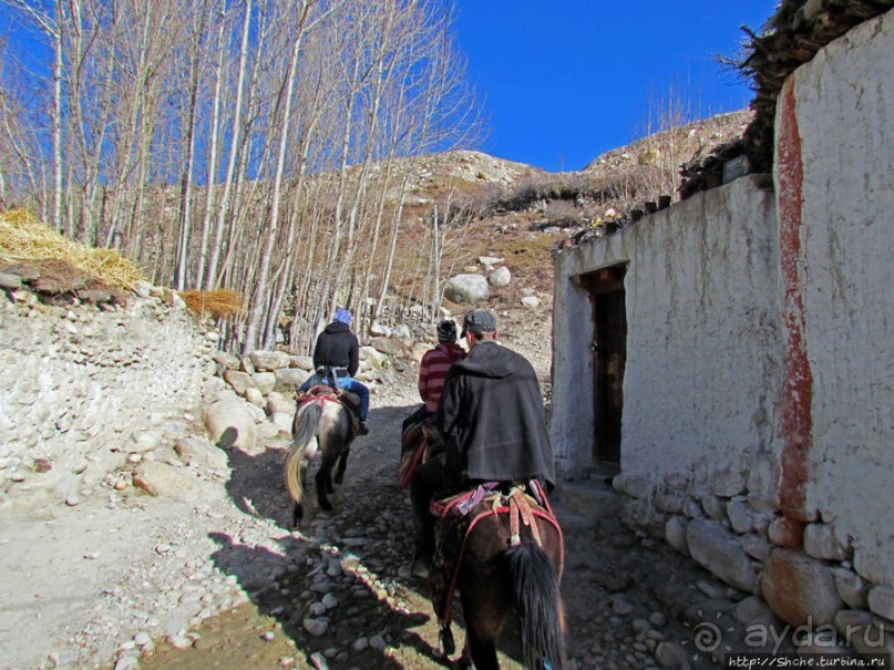 Верхом по Верхнему Мустангу Верхом по Верхнему Мустангу