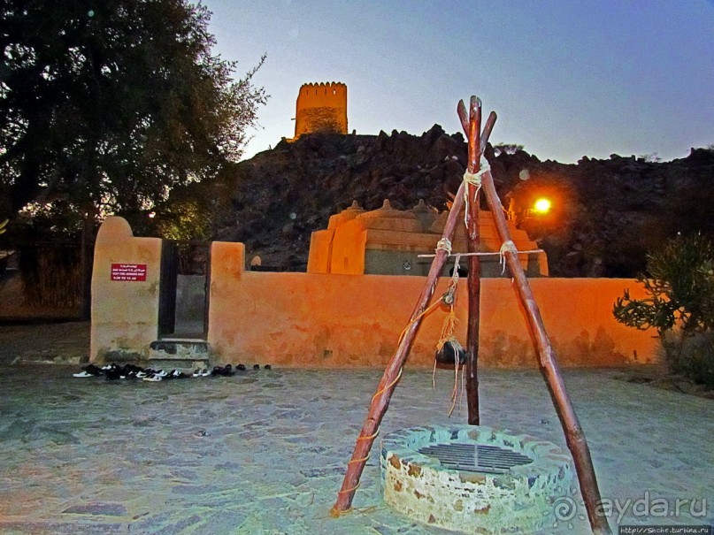 Старейшая мечеть Эмиратов (1446г.) и пара фортов рядом