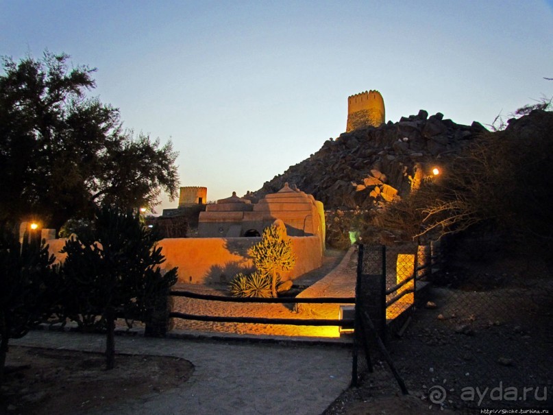 Старейшая мечеть Эмиратов (1446г.) и пара фортов рядом